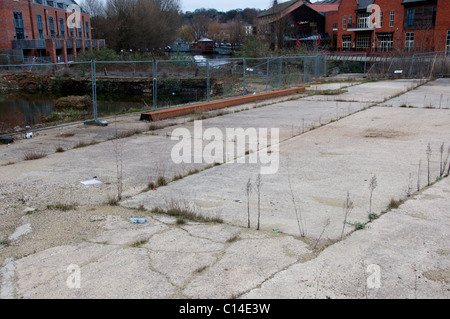 Terra di rifiuti lungo il fiume Wensum in Norwich Foto Stock