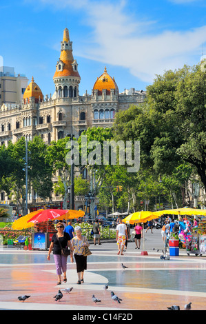 Plaza Catalana, con la costruzione di Paseo de Gracia in background. Barcellona, Spagna. Foto Stock