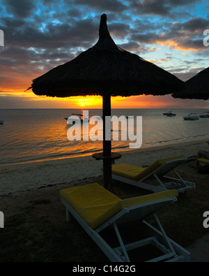 Vista al tramonto sulla spiaggia dell'Hotel La Mariposa in La Preneuse, Black River, Mauritius. Foto Stock