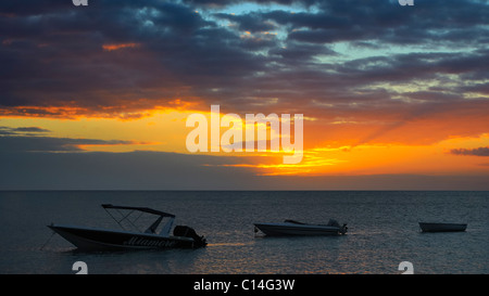 Vista al tramonto sulla spiaggia dell'Hotel La Mariposa in La Preneuse, Black River, Mauritius. Foto Stock