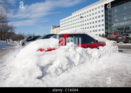 Auto rossa sepolto nella neve Helsinki Finlandia Foto Stock