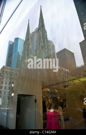 Il consumismo soddisfa la religione come Saint Patrick è riflessa in un reparto store window a Manhattan, New York, Stati Uniti d'America Foto Stock