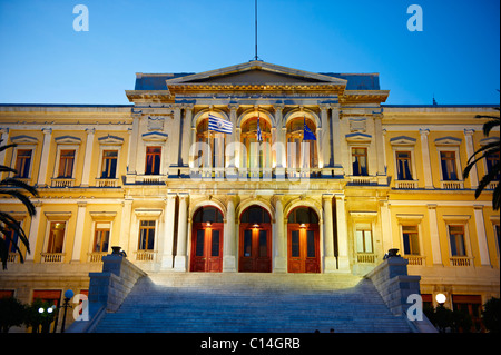 Il Neo Classic City Hall di Ermoupolis, Miaoulis Square, Syros [ Σύρος ] , greco isole Cicladi Foto Stock