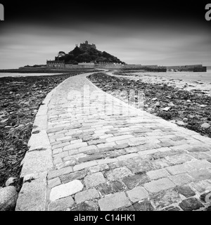 St Michael's Mount in Penzance, con la bassa marea su un nuvoloso giorno di primavera. Foto Stock