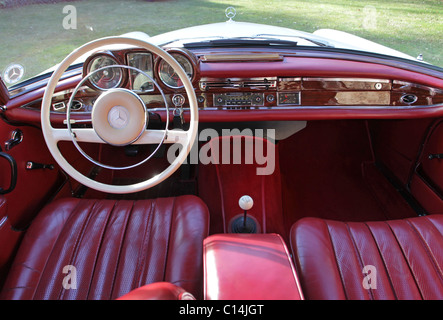 Interno della Mercedes 220 se coupé 1971 Foto Stock