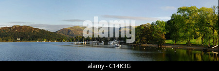 Vista panoramica del lago di Windermere da Holme roccioso, guardando verso Waterhead, Ambleside e il ferro di cavallo di Fairfield Foto Stock