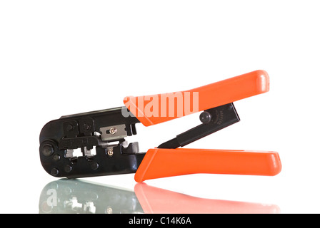 Cavo di rete della pinza a crimpare isolati su sfondo bianco Foto Stock