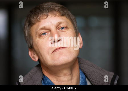 Casual ritratto di un uomo maturo; sfondo sfocato Foto Stock