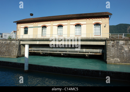 Un piccolo impianto di potenza sulla spedizione di Interlaken canal vicino alla stazione ferroviaria di Interlaken West. La stazione è stata costruita nel 1894. Foto Stock