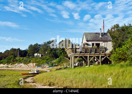 Spiaggia di pittoreschi cottage su palafitte con canotto lungo weeset punto, nauset Harbour, cape cod, ma Foto Stock