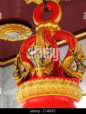 Big Red campana al Wat Traimit Phra Maha Mondop, Chinatown, bangkok, Thailandia Foto Stock