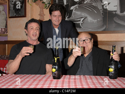 Sylvester Stallone, Charlie Sheen e Danny DeVito, grande apertura di Buca di Beppo ristorante italiano in città universale a piedi Foto Stock