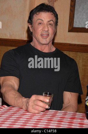 Sylvester Stallone, grande apertura di Buca di Beppo ristorante italiano in città universale a piedi CITTÀ UNIVERSALE, California - Foto Stock