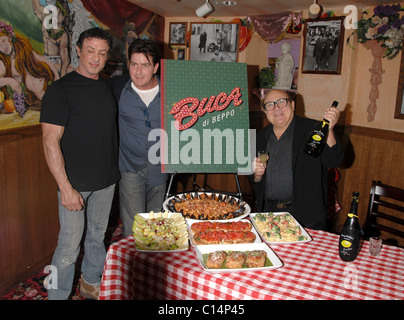 Sylvester Stallone, Charlie Sheen e Danny DeVito, grande apertura di Buca di Beppo ristorante italiano in città universale a piedi Foto Stock