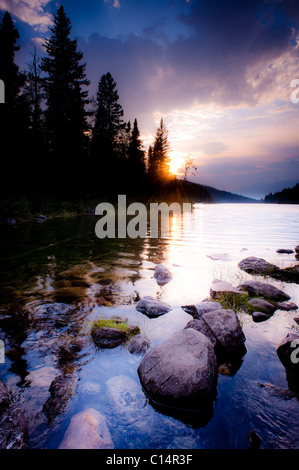 Il lago con le rocce in primo piano. Valle dei Cinque Laghi, il Parco Nazionale di Jasper, Alberta, Canada. Foto Stock