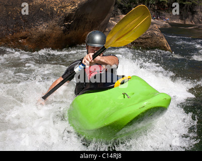 L'uomo kayak in Mormorando di un ruscello su Wilson Creek, NC. Foto Stock