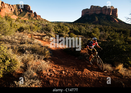 Un medio evo corse uomo sua mountain bike attraverso il Red Rock Country di Sedona, AZ. Foto Stock
