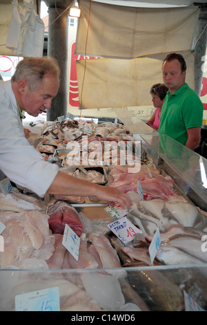 Un mercato del pesce nella bellissima città di Bruges (Brugge), Belgio Foto Stock