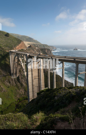 Auto, automobile sul Bixby Bridge in Big Sur, costa centrale della California. Foto Stock