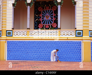Spazzare davanti al Cao Dai Temple Vietnam Foto Stock