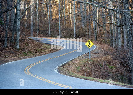 Avvolgimento su strada la Blue Ridge Parkway - vicino a Asheville, North Carolina, STATI UNITI D'AMERICA Foto Stock