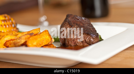 Alcuni di manzo con salsa di patate e grano Foto Stock