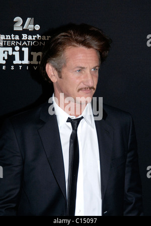 Sean Penn presenta la Santa Barbara International Film Festival il più alto onore, il moderno Master Award di Clint Eastwood Foto Stock