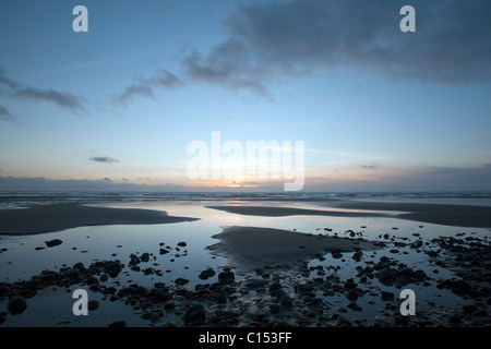 Sun riflette in pozze di marea, Morfa Dyffryn, Dyffryn Ardudwy, il Galles del Nord Foto Stock