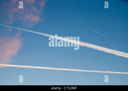 Un getto aereo sopra il Lake District, UK, con contrails nel cielo. Foto Stock