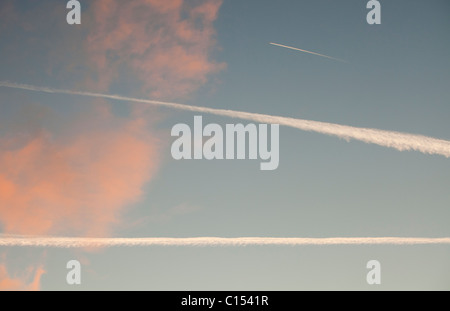 Un getto aereo sopra il Lake District, UK, con contrails nel cielo. Foto Stock