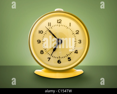 Colpo di verde giallo, funky 70 per lo stile retrò sveglia. Foto Stock