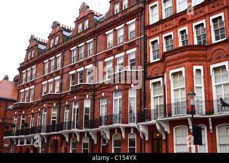 Nelle case dei ricchi: Rosso case di mattoni in Cadogan Square, Knightsbridge Chelsea Area, Londra, Regno Unito. Foto Stock