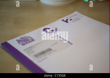 Una lettera da leggere su una scrivania contenente il 2011 Regno Unito questionario di censimento. Vi è un obbligo giuridico di completare questo modulo. Foto Stock