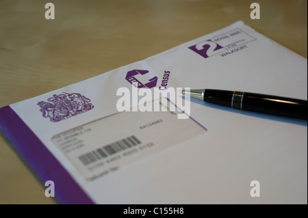 Un aperti 2011 Regno Unito questionario di censimento seduto sulla scrivania con la penna. Messa a fuoco differenziale di oscurare i dettagli personali. Foto Stock
