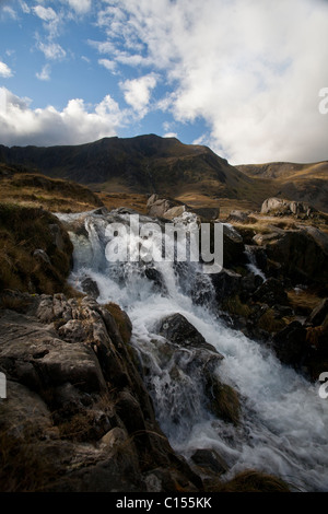 Ruscello di montagna nella valle Ogwen, Snowdonia National Park, il Galles del Nord Foto Stock