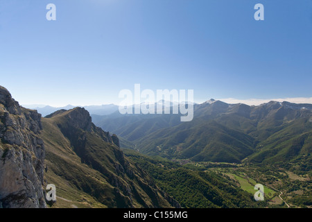 Vista dalla montagna sopra Fuente Dé, in Picos de Europa, Cantabria, SPAGNA Foto Stock