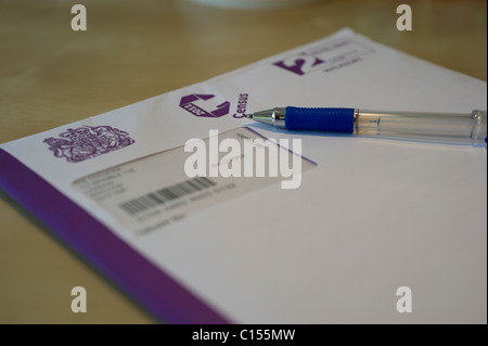 Un aperti 2011 Regno Unito questionario di censimento seduto sulla scrivania con la penna. Messa a fuoco differenziale di oscurare i dettagli personali. Foto Stock
