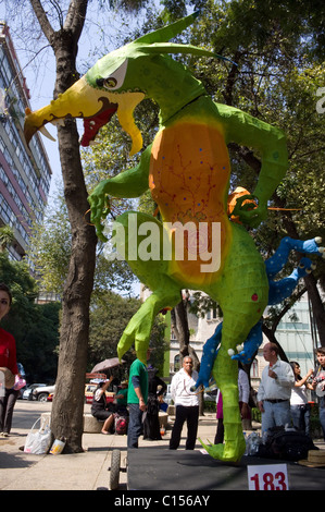 Alebrije monumentale ispirata alla Rivoluzione messicana e la guerra di indipendenza Foto Stock