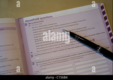 Una vista ravvicinata del 2011 nel Regno Unito sotto forma di censimento giacente aperta sulla scrivania con una penna in attesa di completamento. Foto Stock