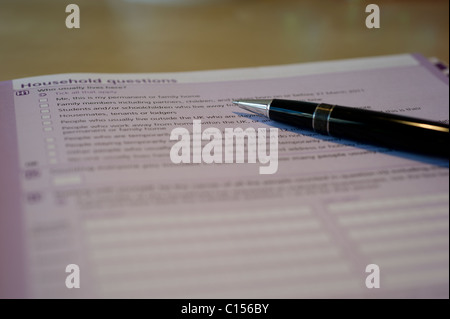 Una vista ravvicinata del 2011 nel Regno Unito sotto forma di censimento giacente aperta sulla scrivania con una penna in attesa di completamento. Foto Stock