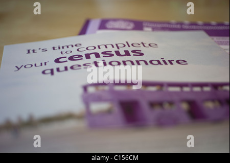 Vista ravvicinata del 2011 nel Regno Unito sotto forma di censimento e foglio illustrativo seduto sulla scrivania in attesa di completamento. Foto Stock
