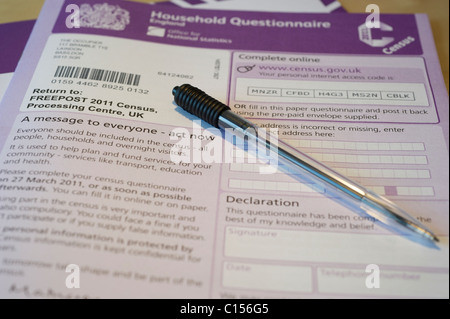 Una vista ravvicinata della parte superiore della pagina anteriore del Regno Unito 2011 forma di censimento. Pen giacente sulla forma pronta per il completamento. Foto Stock