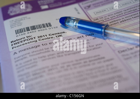 Una vista ravvicinata della parte superiore della pagina anteriore del Regno Unito 2011 forma di censimento. Pen giacente sulla forma pronta per il completamento. Foto Stock