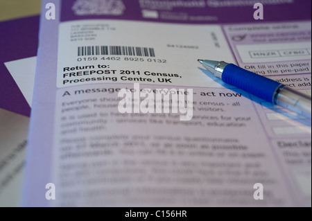 Una vista ravvicinata della parte superiore della pagina anteriore del Regno Unito 2011 forma di censimento. Pen giacente sulla forma pronta per il completamento. Foto Stock