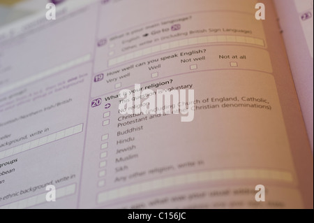 Una vista ravvicinata di una domanda entro il 2011 Regno Unito questionario di censimento circa la credenza religiosa della persona a completamento. Foto Stock