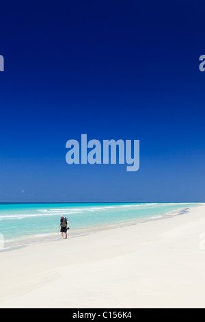 Uomo a camminare sulla spiaggia a Qalansiah e Socotra Foto Stock