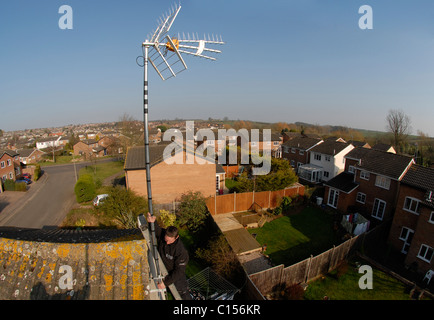 Un elevato guadagno di antenna essendo montato a casa mia a Rothwell, Northants. Foto © John Robertson, 2011. Foto Stock