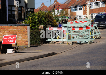 Il sentiero pedonale chiuso e bloccato durante il gas riparazioni principali in Hinckley Leicestershire Foto Stock