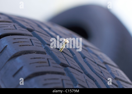 Vite nel pneumatico auto - Vista dettagliata del Chiodo nel pneumatico Foto Stock