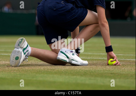 Una palla ragazzo ragazza a sfera tiene la palla durante la concorrenza a tutti England Lawn Tennis campionati a Wimbledon, Londra, Engla Foto Stock